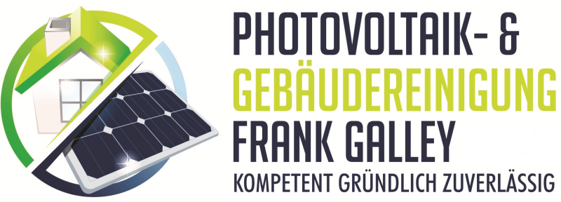 Frank Galley bei der professionellen Reinigung einer Photovoltaikanlage