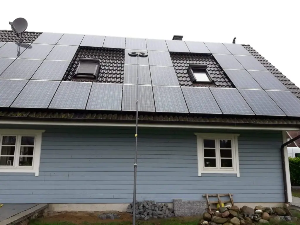 Professionelle Solarreinigung einer Photovoltaikanlage in Henstedt-Ulzburg