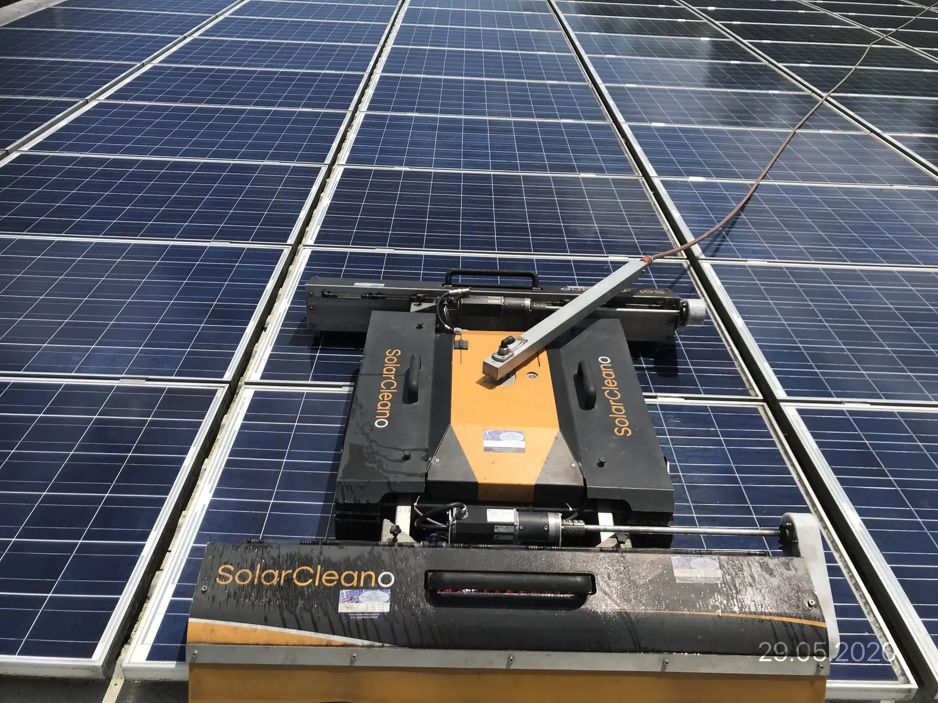 Solarreinigungsroboter bei der Reinigung einer Photovoltaikanlage in Plön