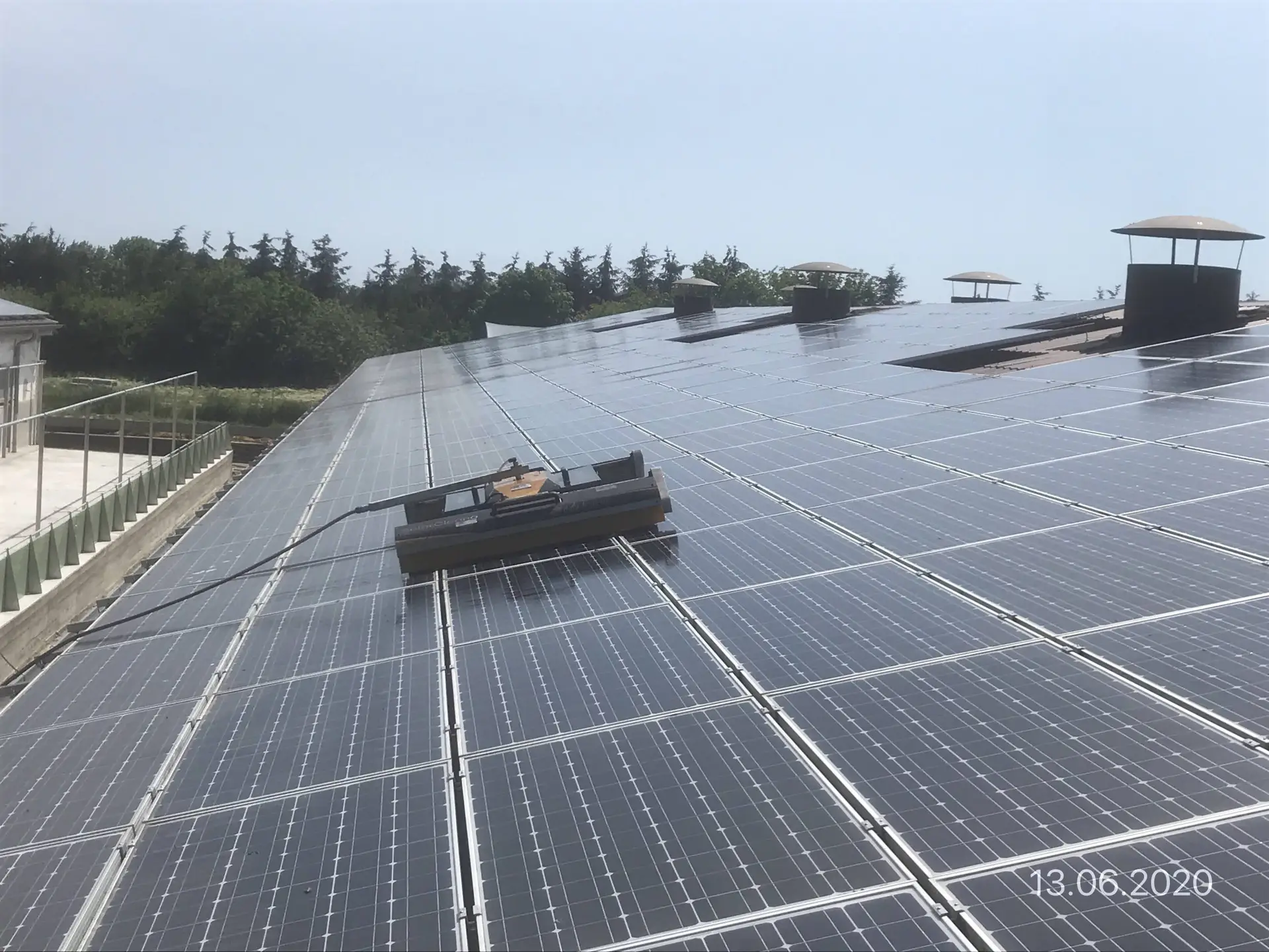 Gründliche Solarreinigung einer Photovoltaikanlage in Schönberg mit Teleskopstange