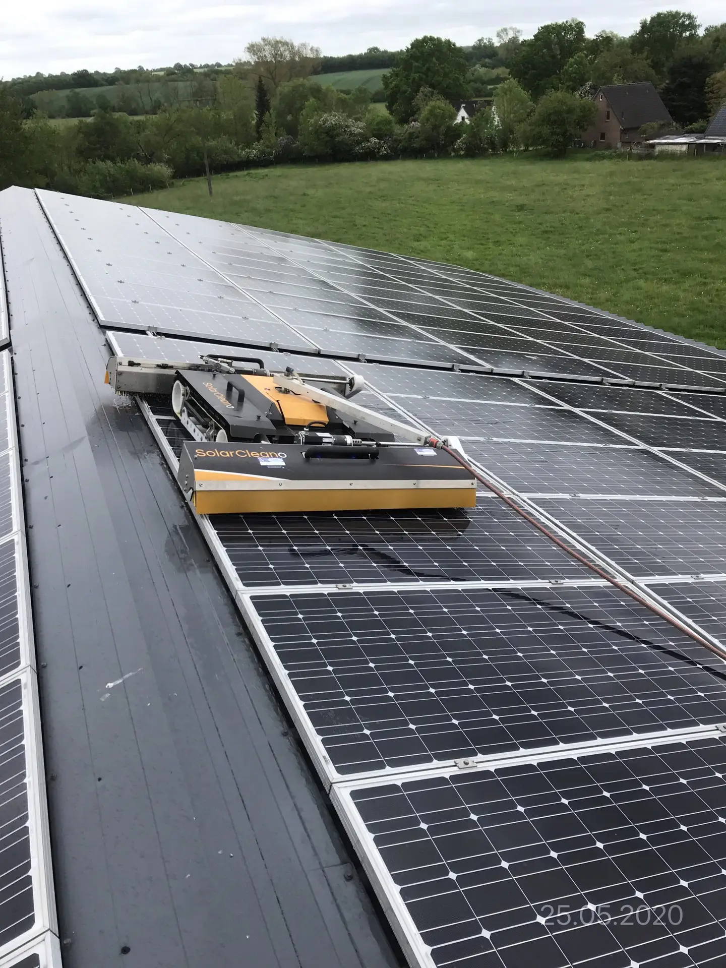 Professionelle Reinigung einer großen Photovoltaikanlage auf einer Gewerbehalle
