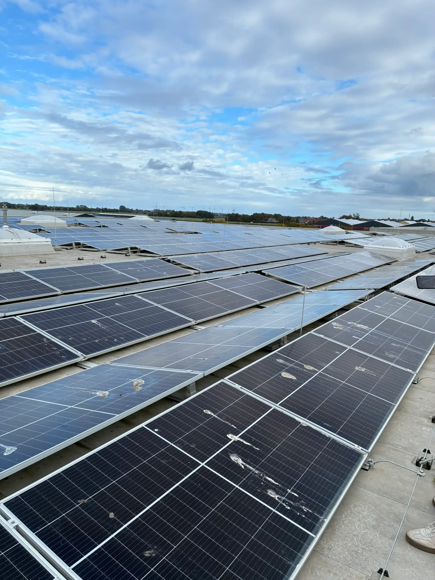 Solarreinigungsroboter mit speziellen Solar-Spezialreinigungsbürsten bei der Photovoltaikreinigung im Landkreis Nordwestmecklenburg