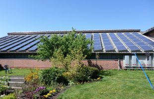 Professionelle Solarreinigung einer Photovoltaikanlage auf einem Hausdach